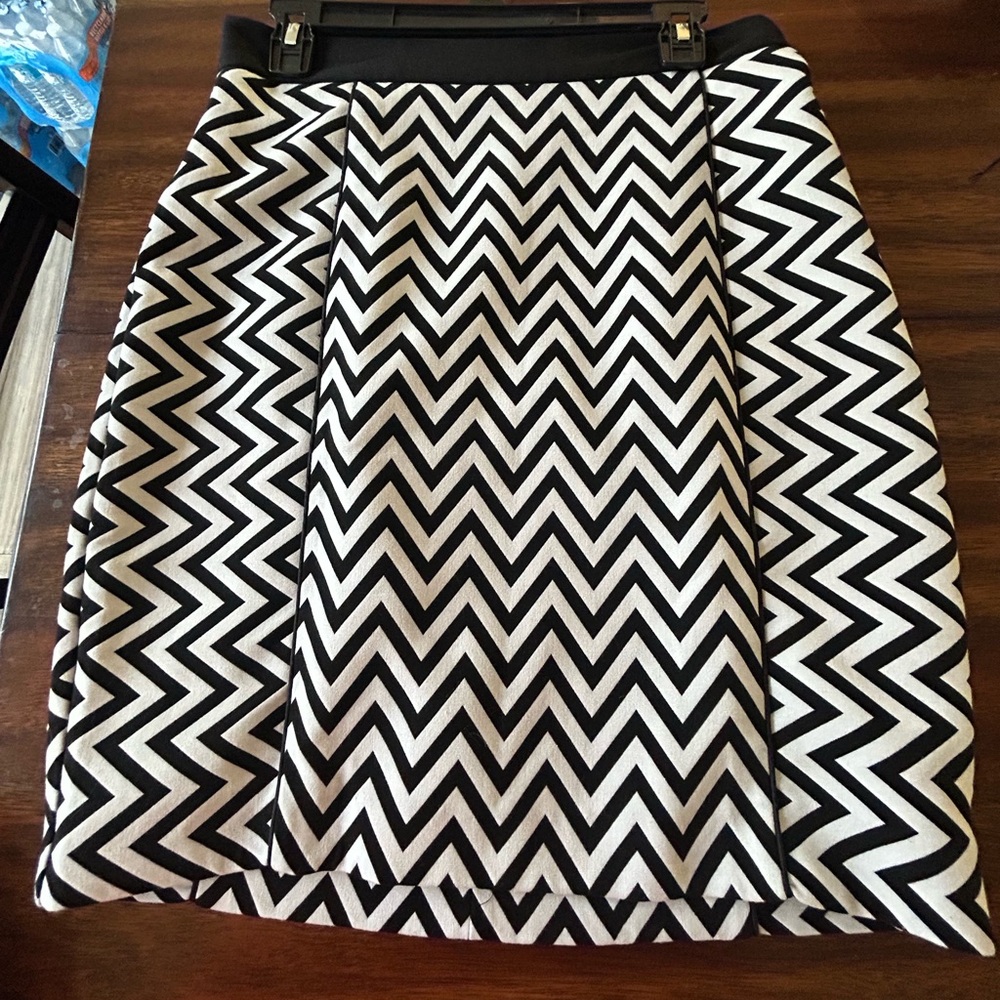 H&M Black and White Zigzag Skirt Size:12